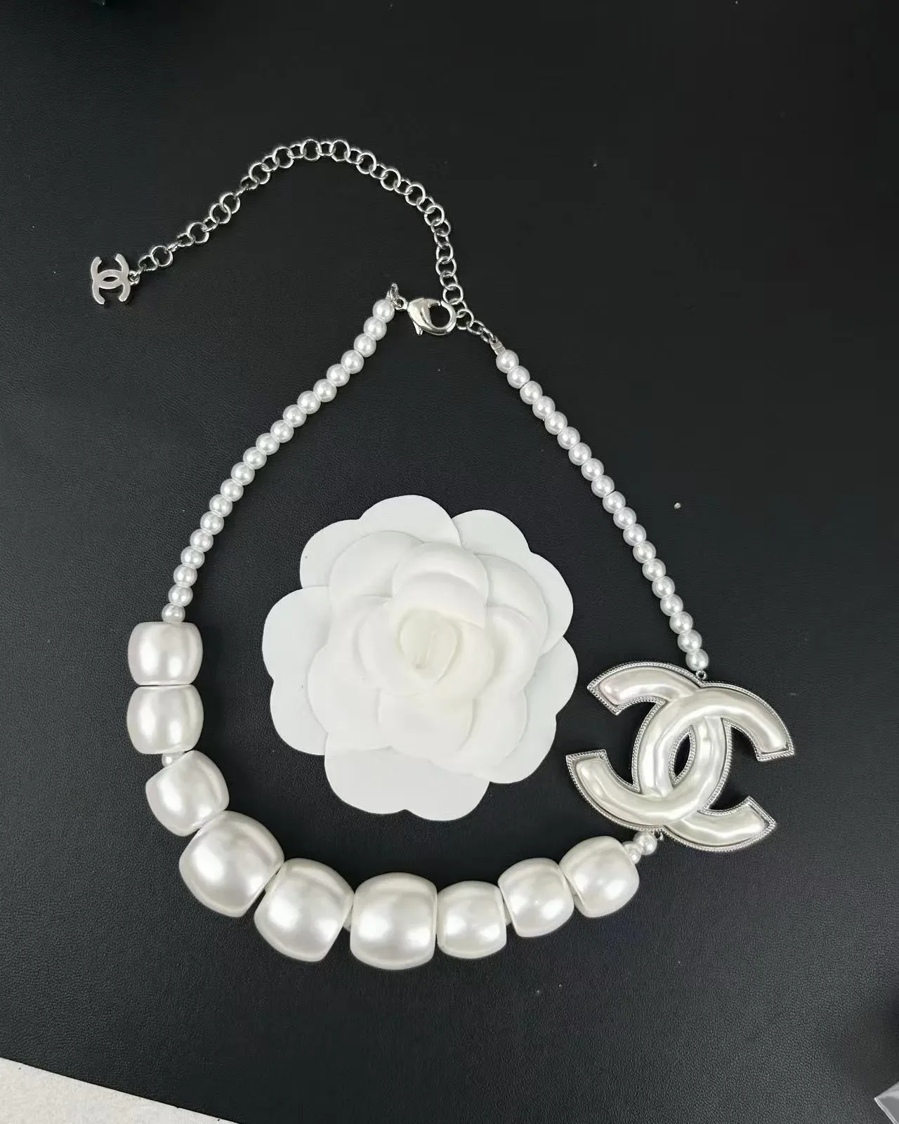 Collar Chanel Perlas con Logo CC 6