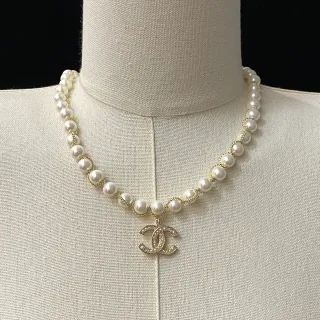 Chanel Pearl CC Necklace Collier or blanc avec pendentif en cristal