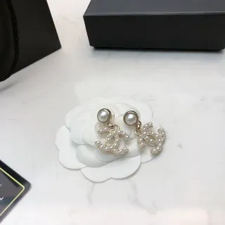 Chanel Pendientes de gota con perlas Interlocking CC Logo