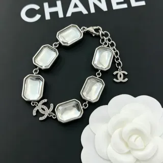 Chanel Pulseira Cabochon retangular e charm CC