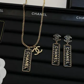 Chanel قلادة لوجو مستطيلة ذهب أسود سلسلة كيرب إيمل