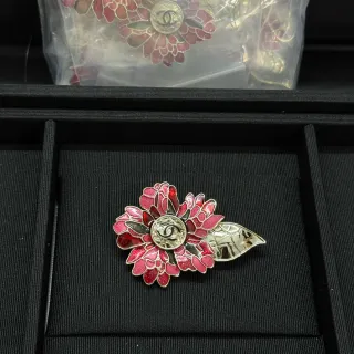Chanel लाल गुलाबी एमेल फ्लोरल CC लोगो सेंटरपीस ब्रोच