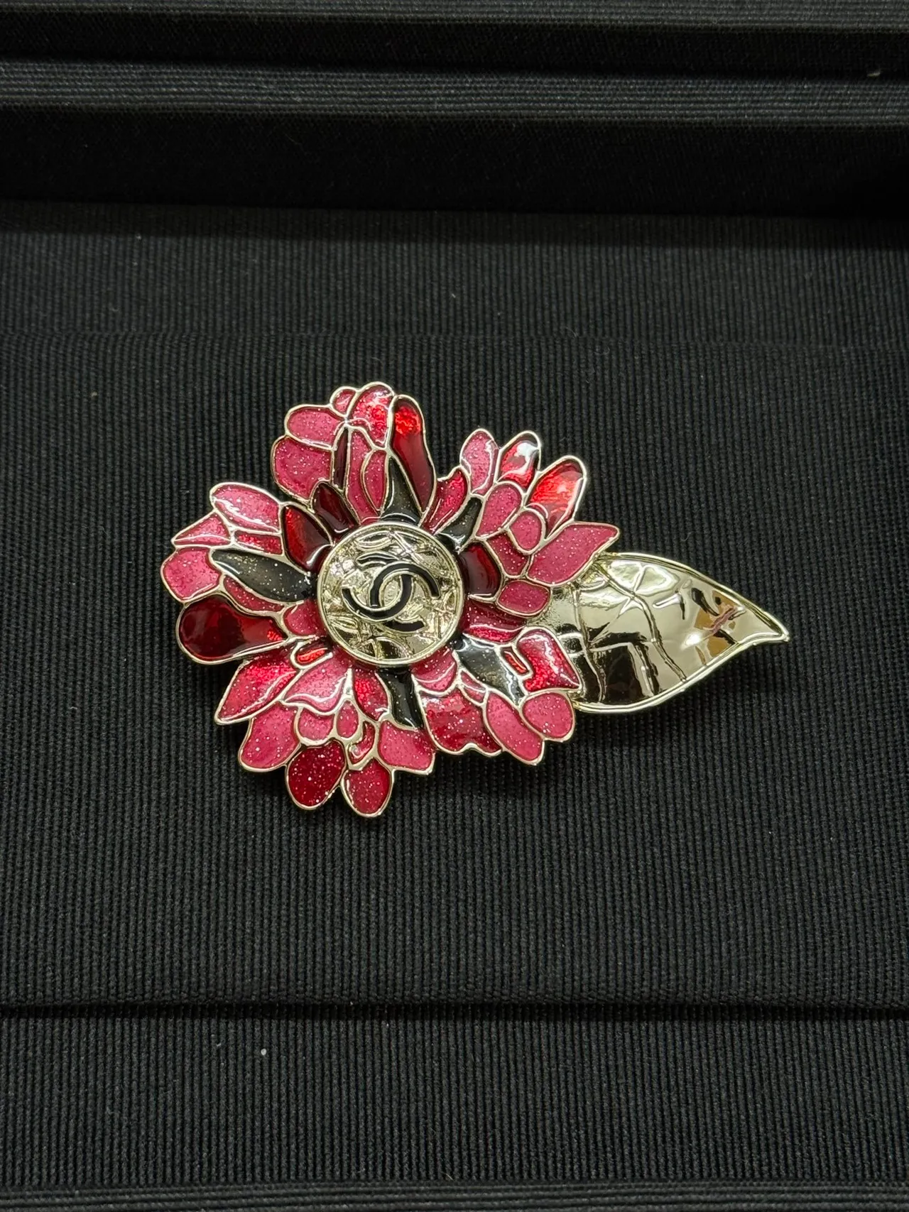 Chanel vermelho rosa esmalte floral CC Logo Centerpiece broche 5