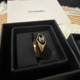 Chanel خاتم ذهبي أسود مينا نقش خاتم