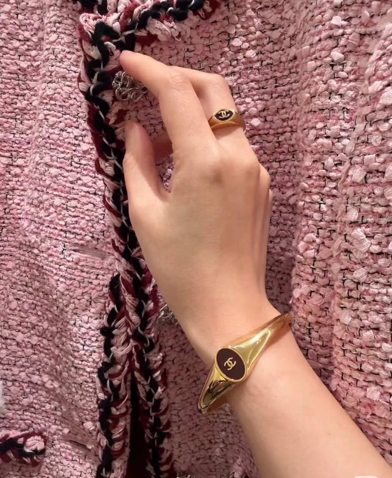 Chanel خاتم ذهبي أسود مينا نقش خاتم 7
