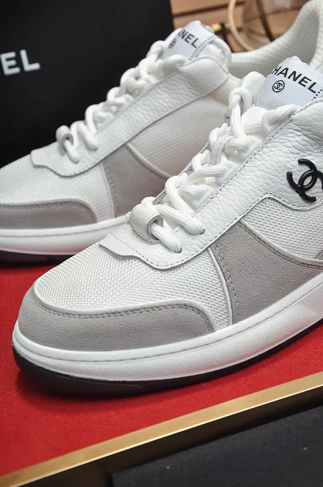 Chanel sneakers branco e cinza lifestyle 2