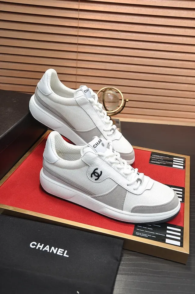 Chanel sneakers branco e cinza lifestyle 3
