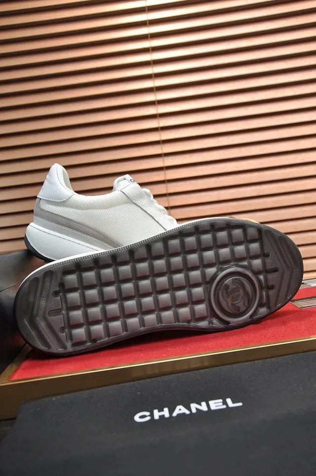 Chanel sneakers branco e cinza lifestyle 4