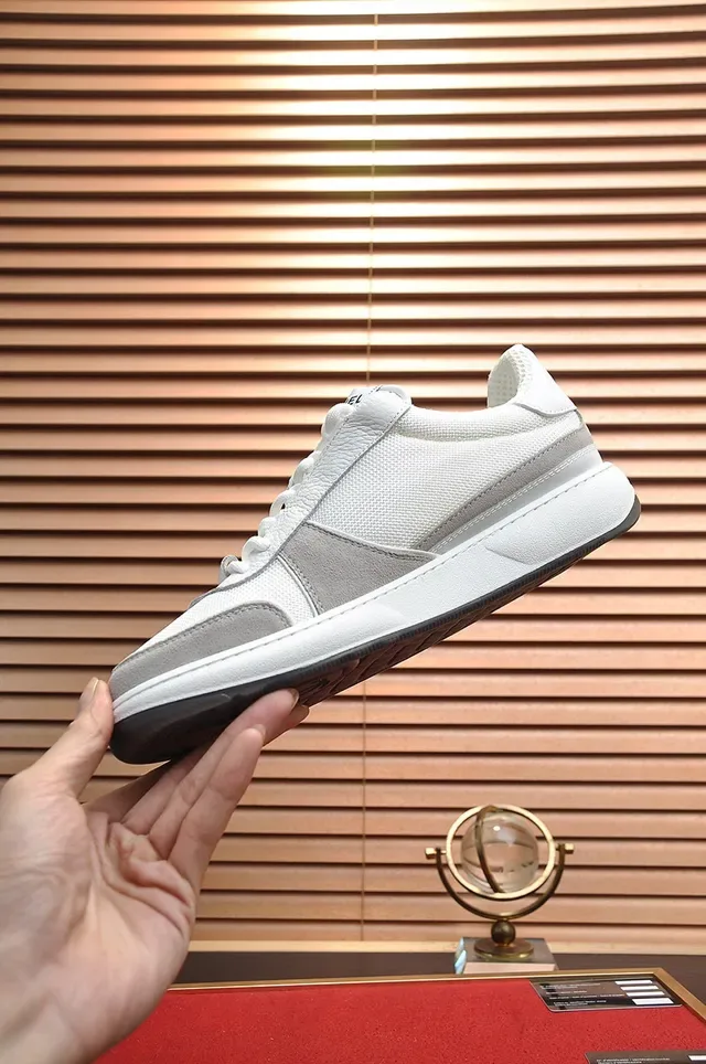 Chanel sneakers branco e cinza lifestyle 5