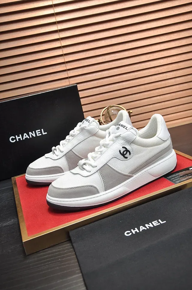 Chanel sneakers branco e cinza lifestyle 6