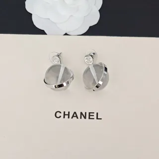 Chanel أقراط ستاد كروية من راتنج شفاف ومعدن بلون فضي
