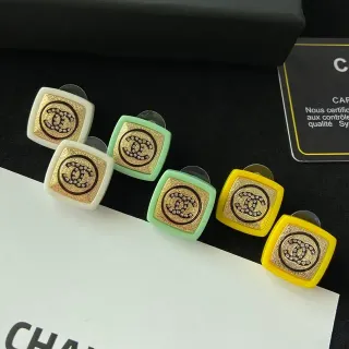 Chanel أقراط مربعة كليب أون إطار ريزين ذهب أصفر
