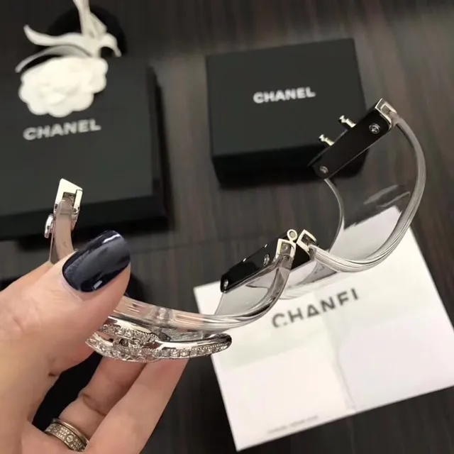 Chanel স্বচ্ছ রূপালী Crystal-Pavé ইন্টারলকিং CC লোগো হ্যান্ডব্যাগ 8