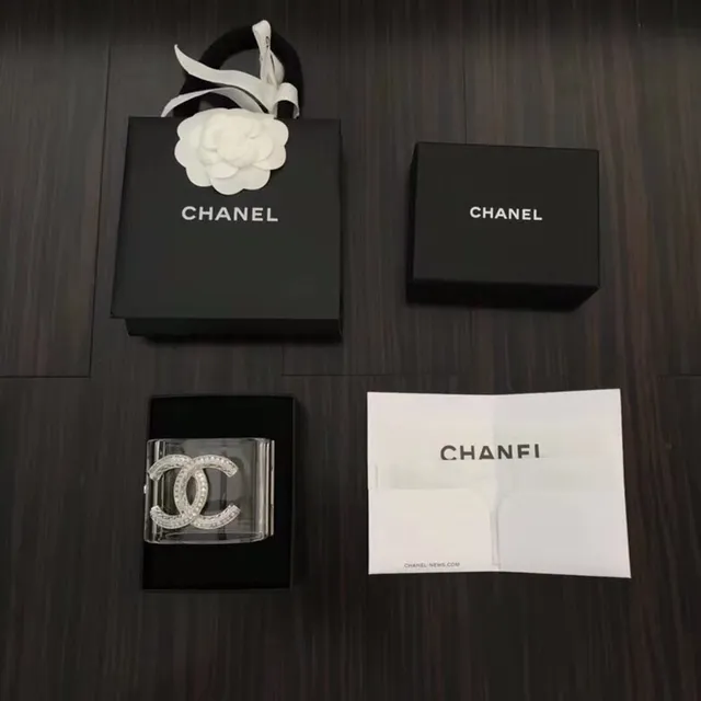 Chanel স্বচ্ছ রূপালী Crystal-Pavé ইন্টারলকিং CC লোগো হ্যান্ডব্যাগ 9