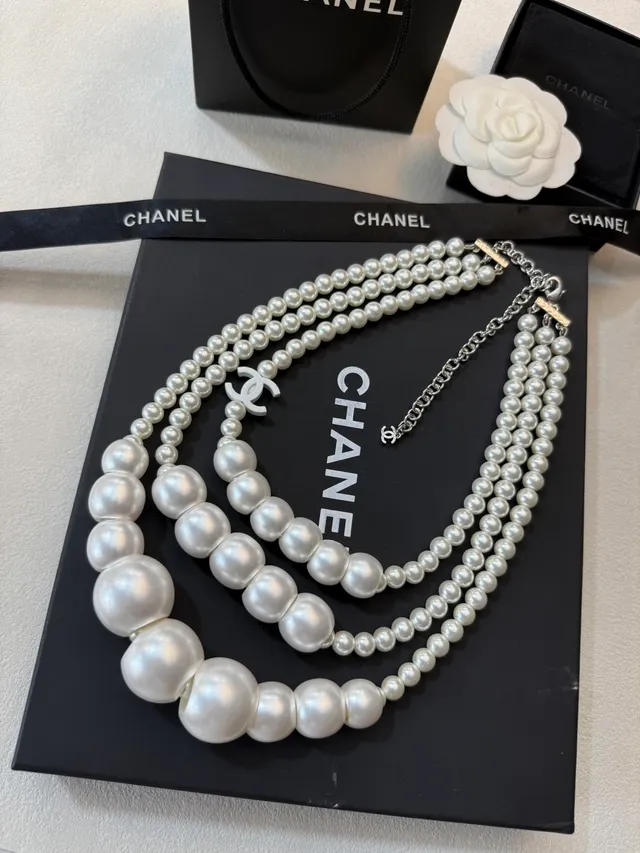 Chanel Veste en Tweed Coupée à Chaîne 8
