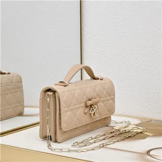 Chanel 白黑绗缝钻石缝线缎带蝴蝶结点缀手袋 9