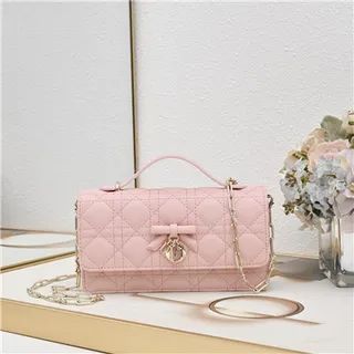 Chanel 白黑绗缝钻石缝线缎带蝴蝶结点缀手袋 19