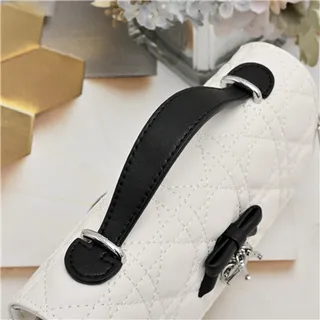 Chanel 白黑绗缝钻石缝线缎带蝴蝶结点缀手袋 24