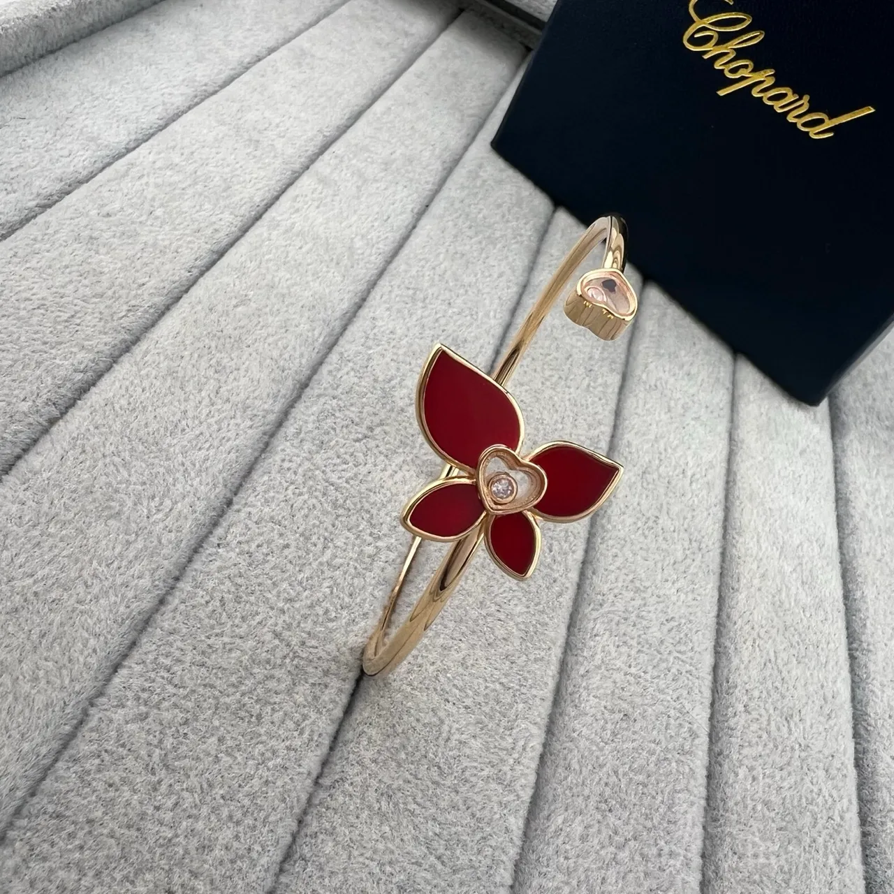 Chopard سوار ذهب أحمر نقش زهور بوشرة مينا شكل قلب مزين بالماس 2