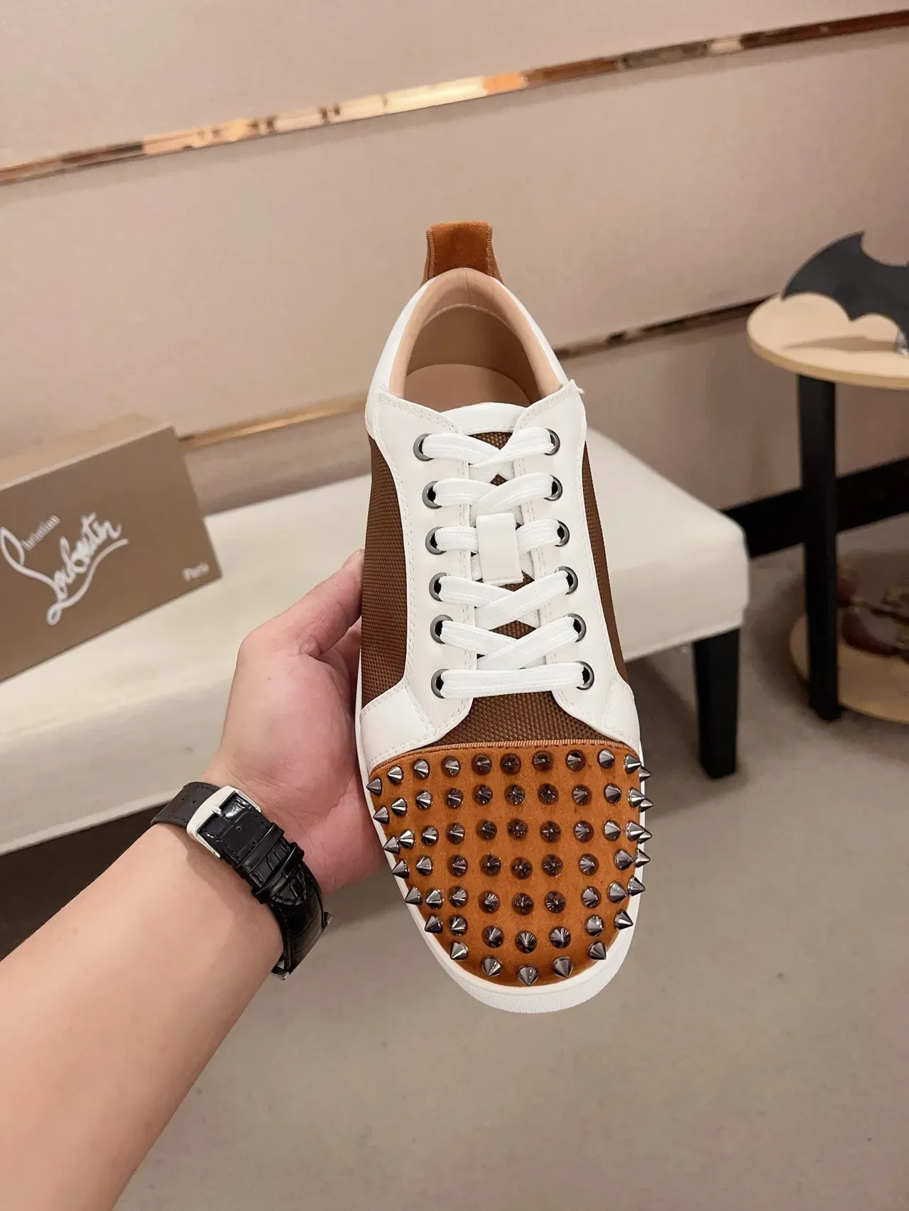 Christian Louboutin 棕白带钉装饰鞋头麂皮网面生活方式运动鞋 2