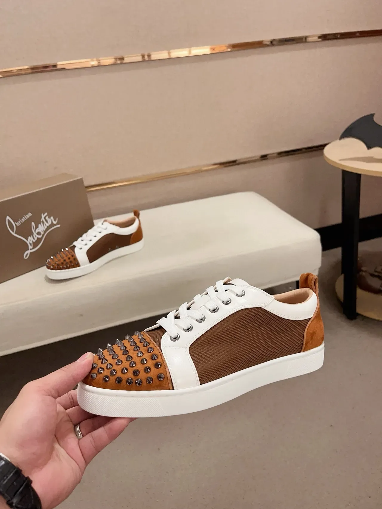 Christian Louboutin 棕白带钉装饰鞋头麂皮网面生活方式运动鞋 3