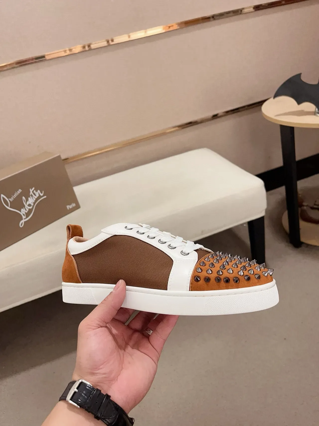 Christian Louboutin 棕白带钉装饰鞋头麂皮网面生活方式运动鞋 4