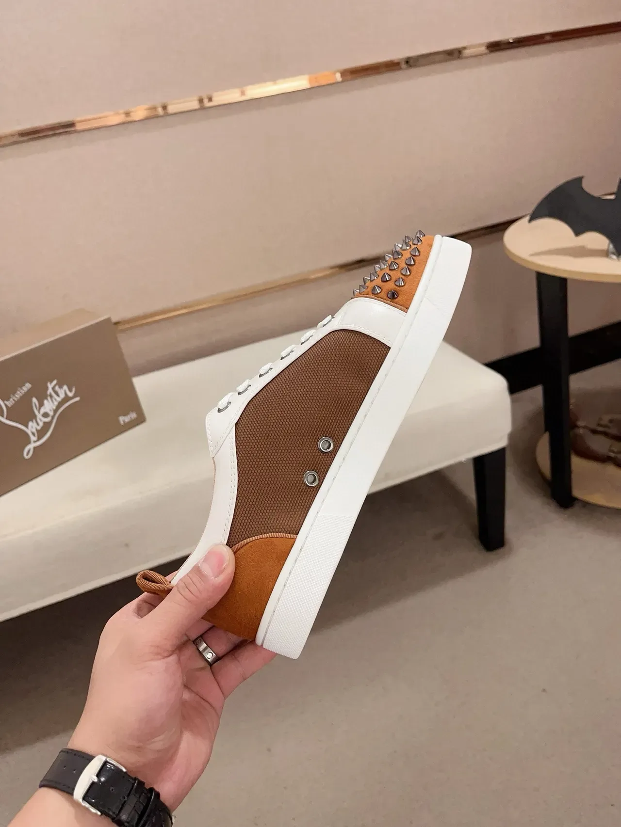 Christian Louboutin 棕白带钉装饰鞋头麂皮网面生活方式运动鞋 5