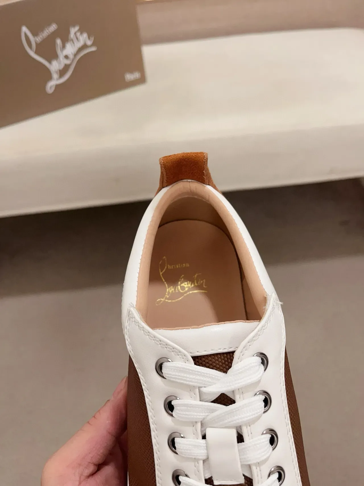 Christian Louboutin 棕白带钉装饰鞋头麂皮网面生活方式运动鞋 6