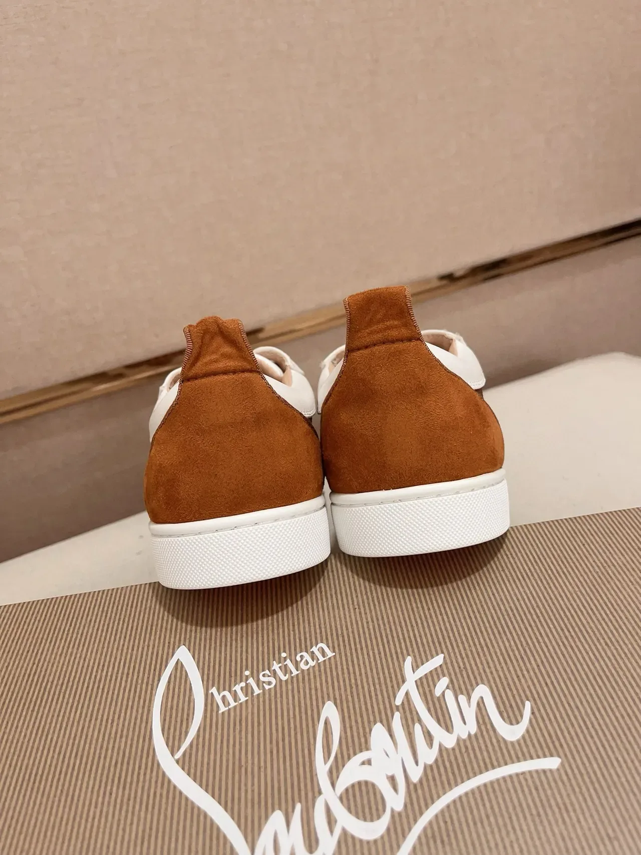Christian Louboutin 棕白带钉装饰鞋头麂皮网面生活方式运动鞋 8