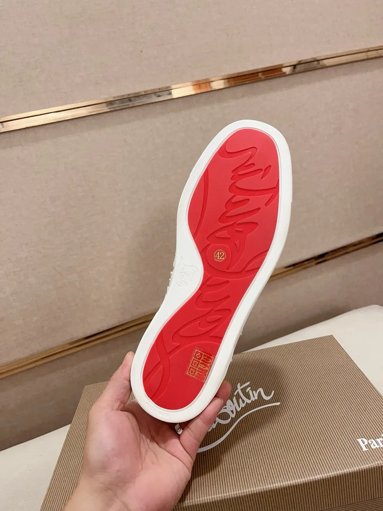 Christian Louboutin 棕白带钉装饰鞋头麂皮网面生活方式运动鞋 9