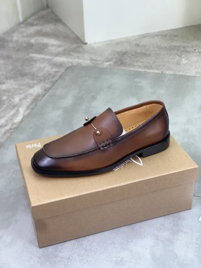 Christian Louboutin 棕色皮革马衔扣方头乐福鞋 4
