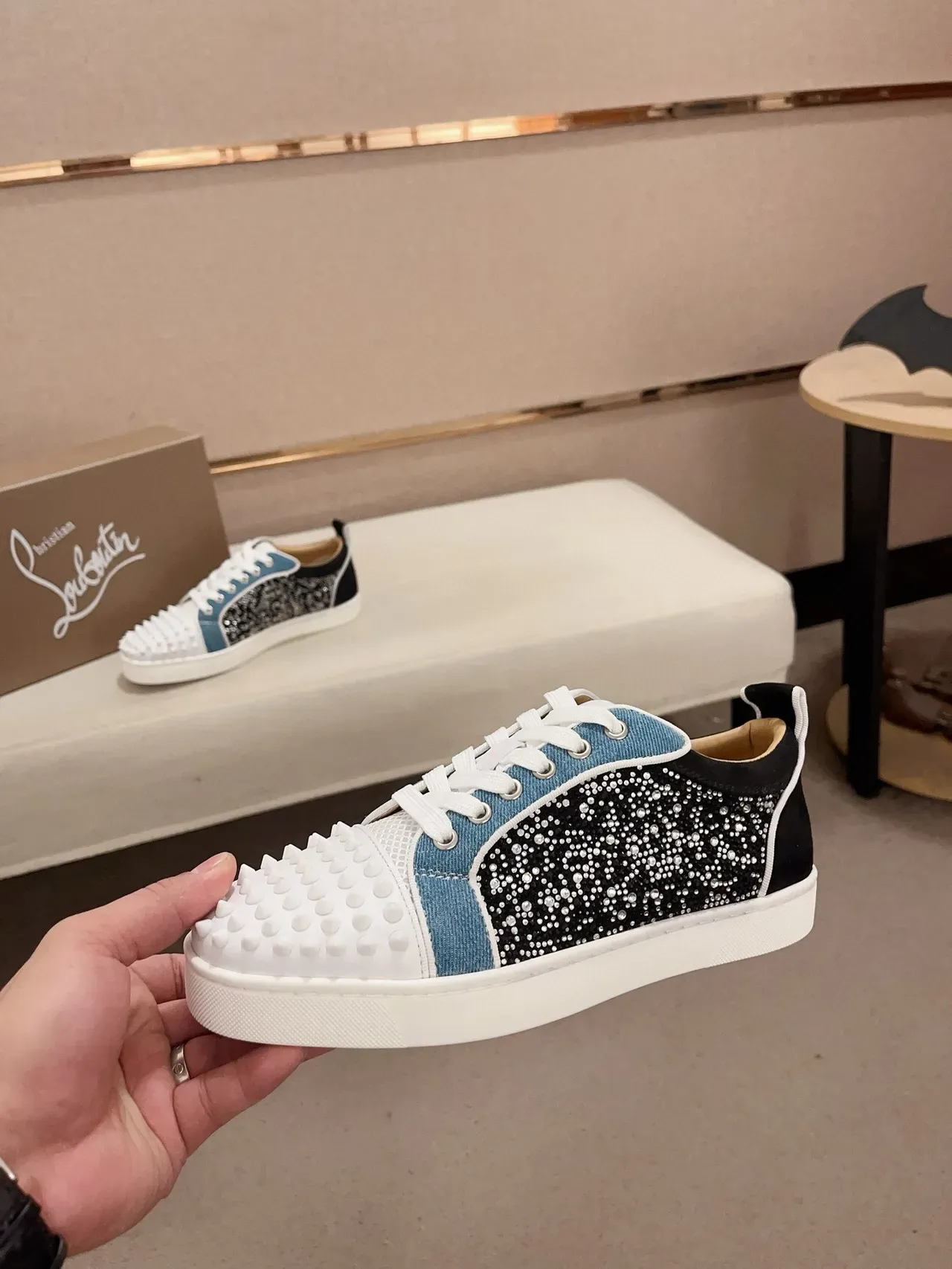 Christian Louboutin Lou Spikes أحذية رياضية أسلوب الحياة متعددة الألوان مزينة بالكريستال 4