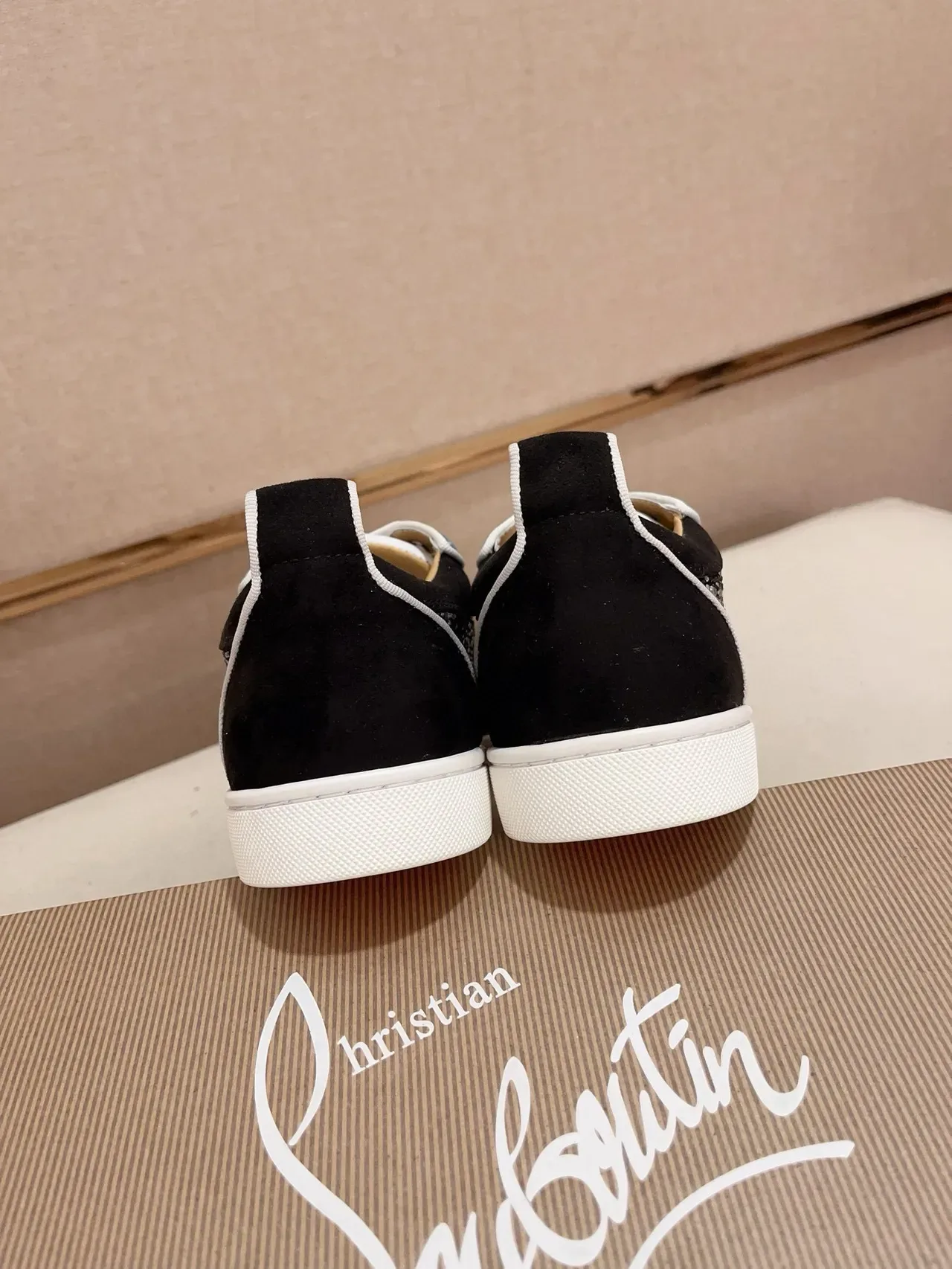 Christian Louboutin Lou Spikes أحذية رياضية أسلوب الحياة متعددة الألوان مزينة بالكريستال 9