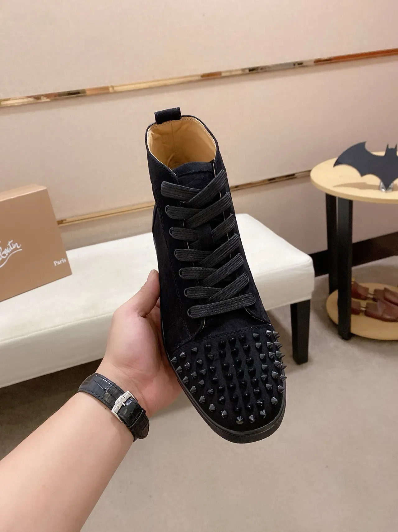 Christian Louboutin Spike Tênis lifestyle de camurça preta com tachas no dedo 2