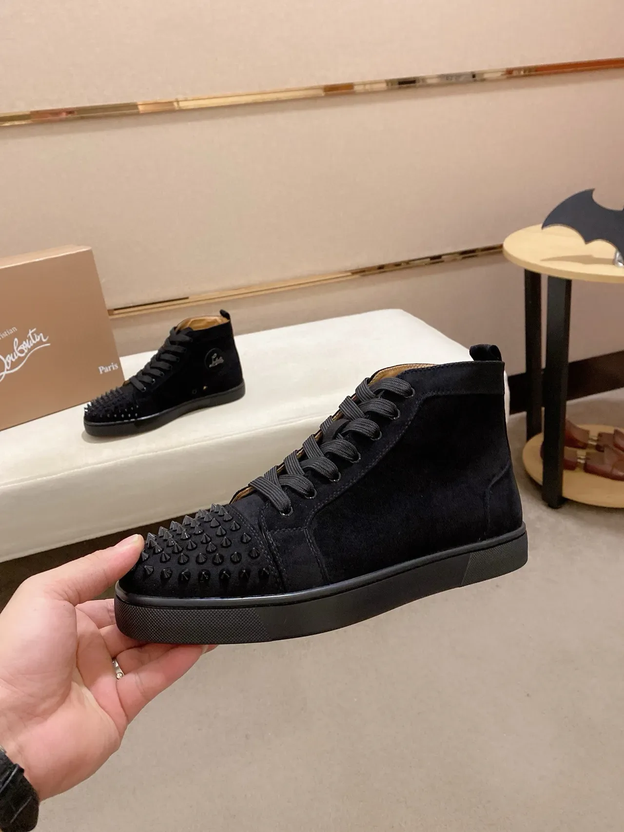 Christian Louboutin Spike Tênis lifestyle de camurça preta com tachas no dedo 3