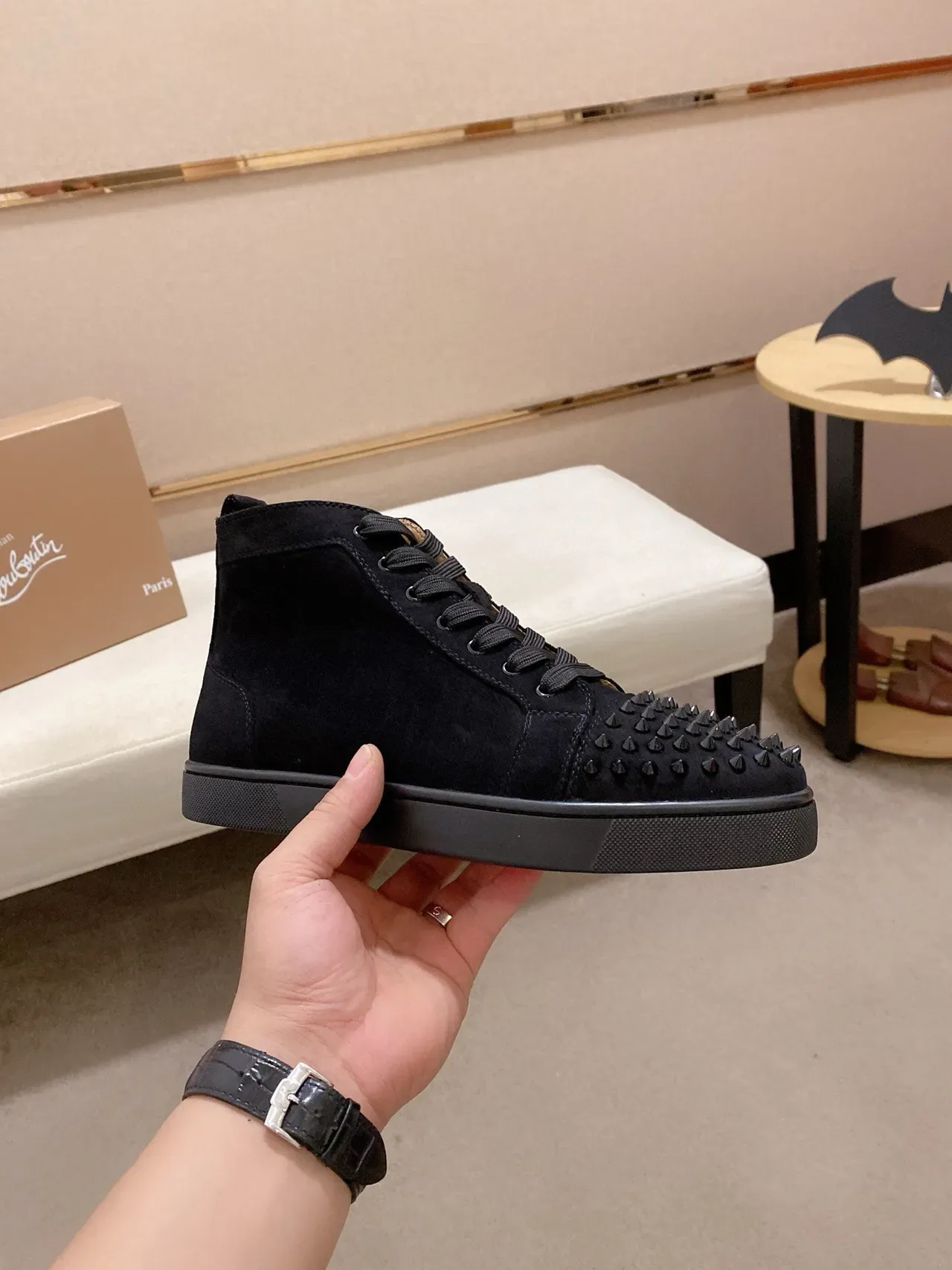 Christian Louboutin Spike Tênis lifestyle de camurça preta com tachas no dedo 4