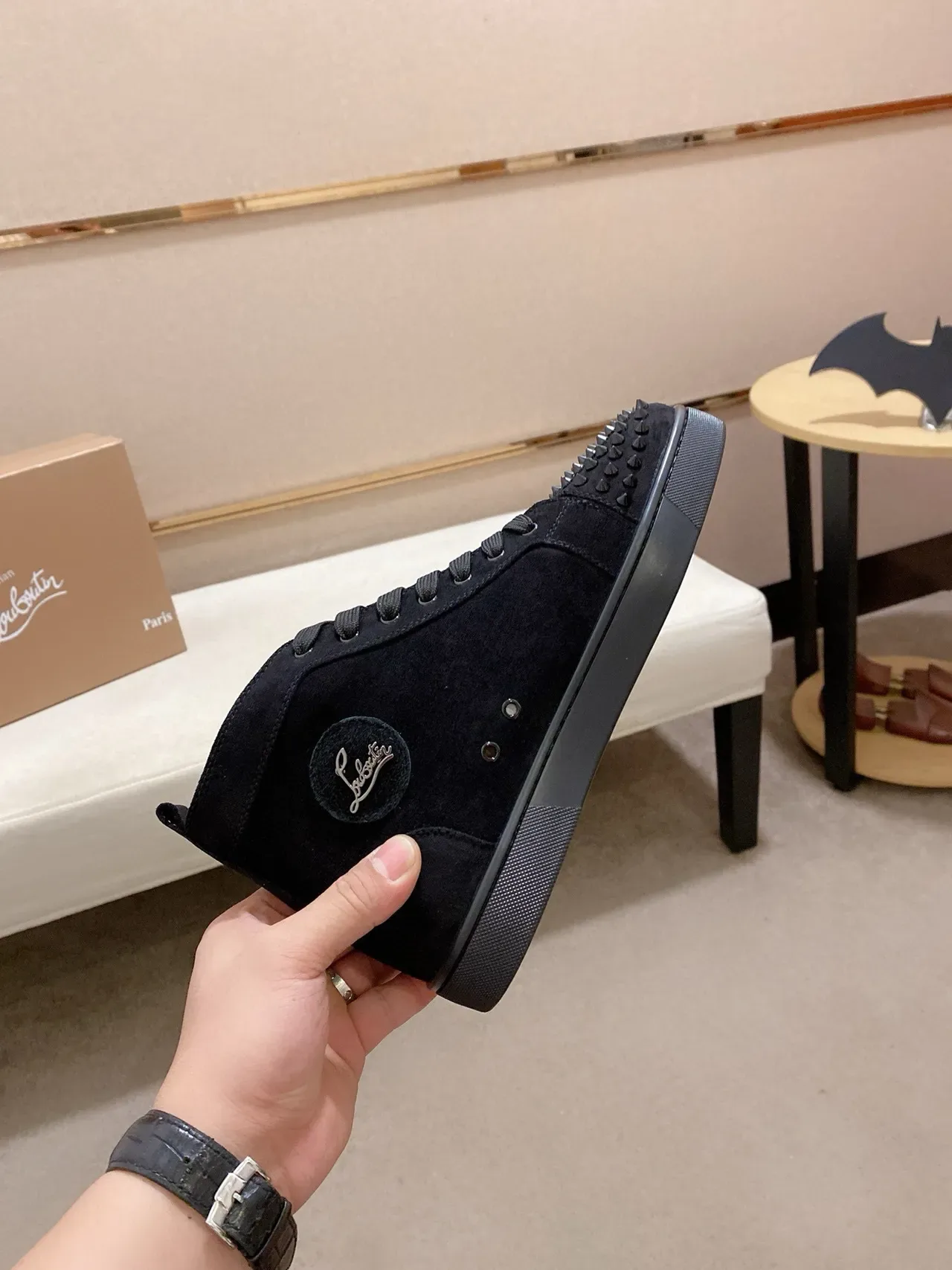 Christian Louboutin Spike Tênis lifestyle de camurça preta com tachas no dedo 5