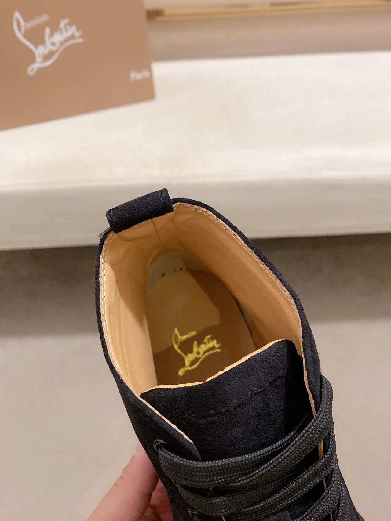 Christian Louboutin Spike Tênis lifestyle de camurça preta com tachas no dedo 6