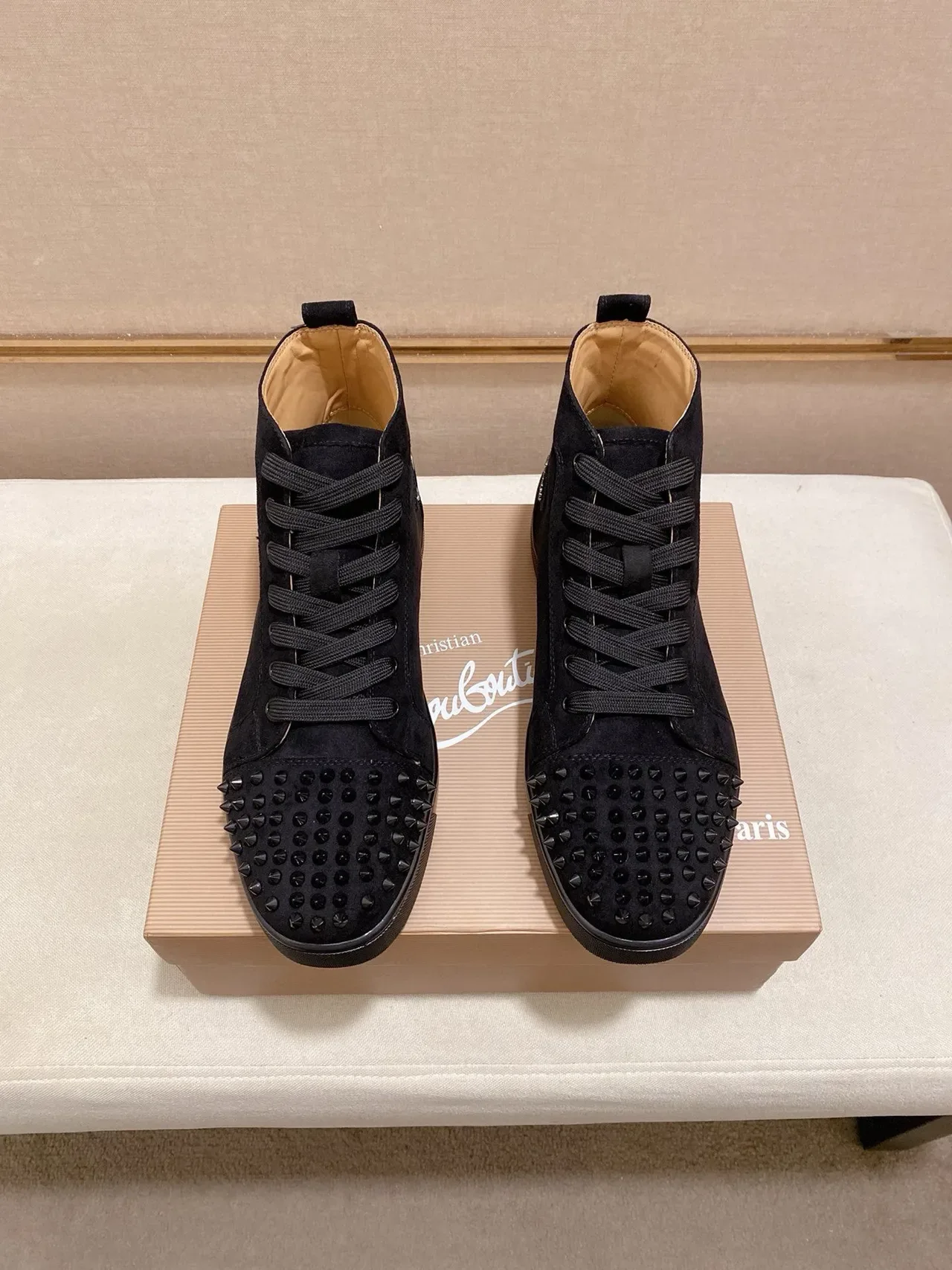 Christian Louboutin Spike Tênis lifestyle de camurça preta com tachas no dedo 7