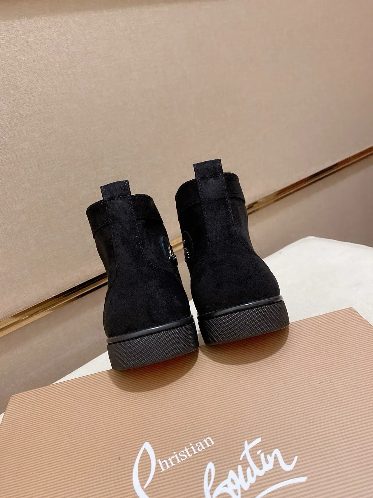 Christian Louboutin Spike Tênis lifestyle de camurça preta com tachas no dedo 8
