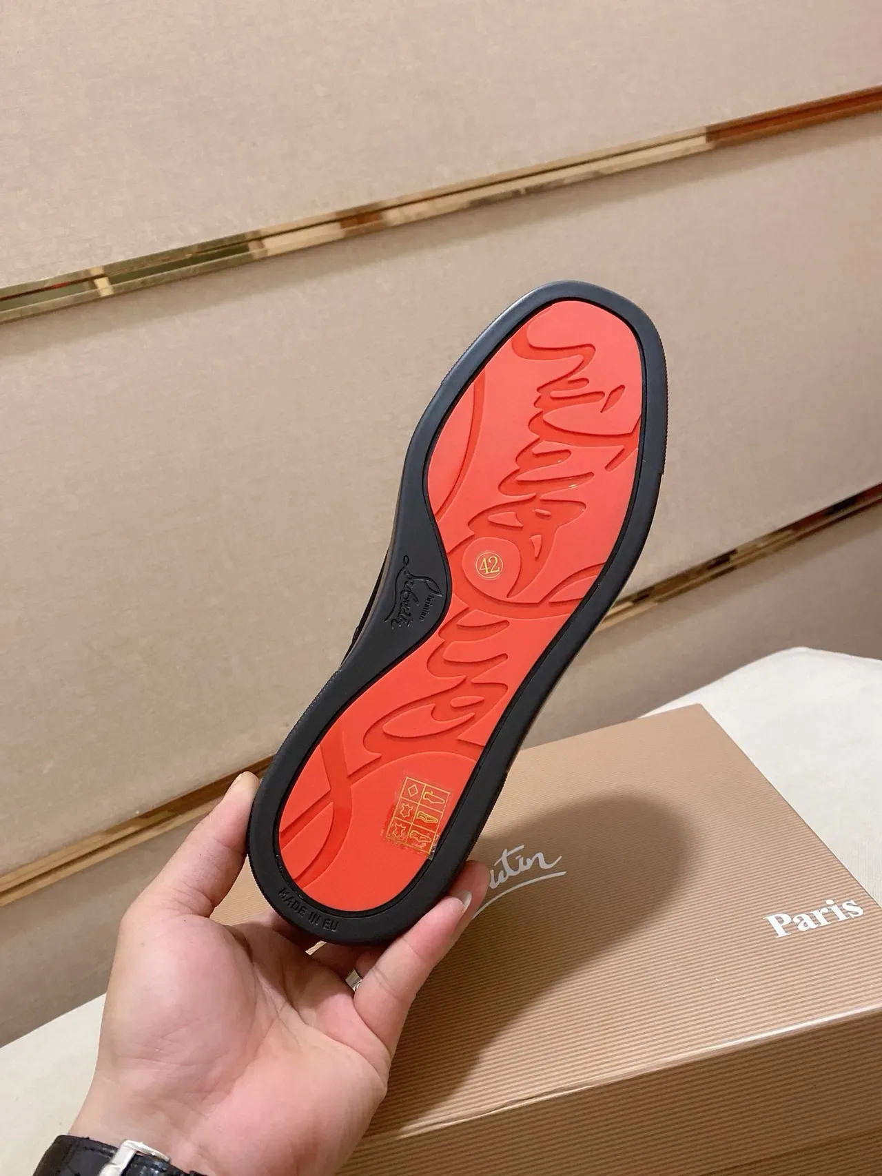 Christian Louboutin Spike Tênis lifestyle de camurça preta com tachas no dedo 9