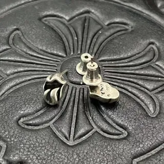 Chrome Hearts गुलाब स्टड चांदी काला फ्लोरल मोटिफ ऑक्सीडाइज्ड कान की बाली