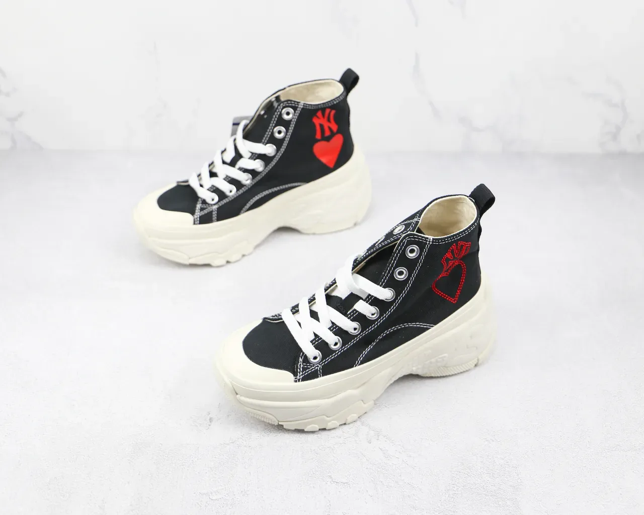 Converse أحذية رياضية سوداء وحمراء عالية الارتفاع من القماش 4