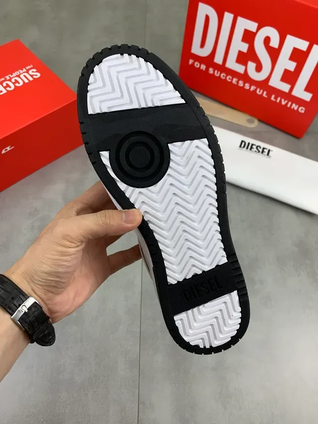 Diesel 白色黑色皮革-面料鞋面 毛绒内衬领口 生活方式运动鞋 2