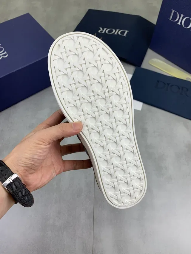 Dior B23 حذاء رياضي بني مونوغرام إمبوسد 3