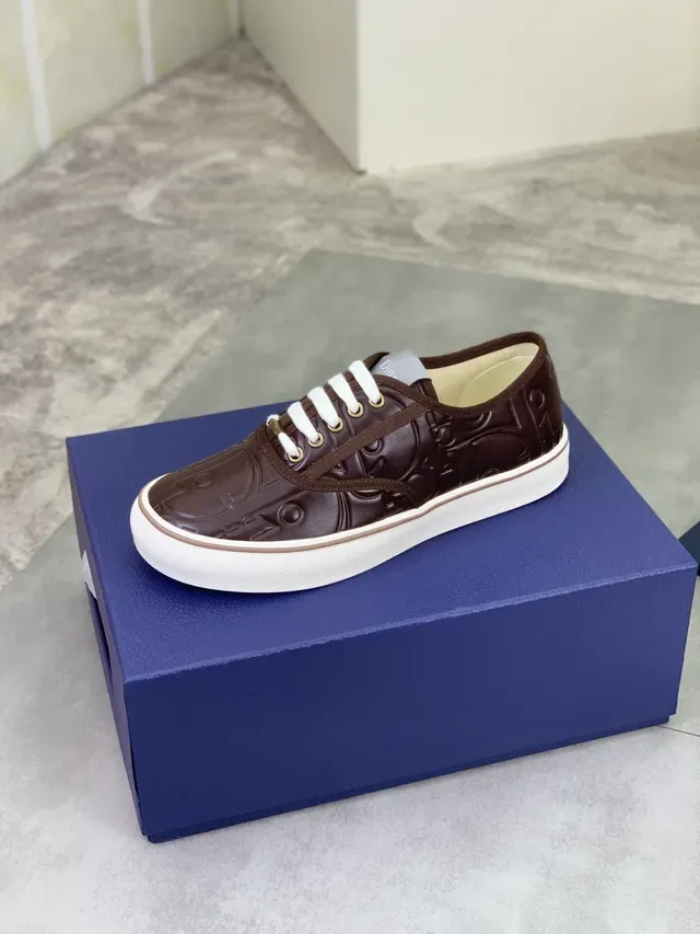 Dior B23 حذاء رياضي بني مونوغرام إمبوسد 5