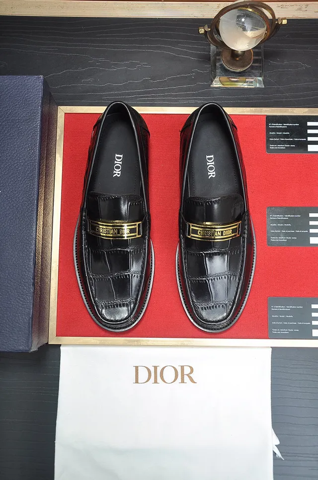 Dior 黑色金色鳄鱼压纹皮革饰板细节乐福鞋 2