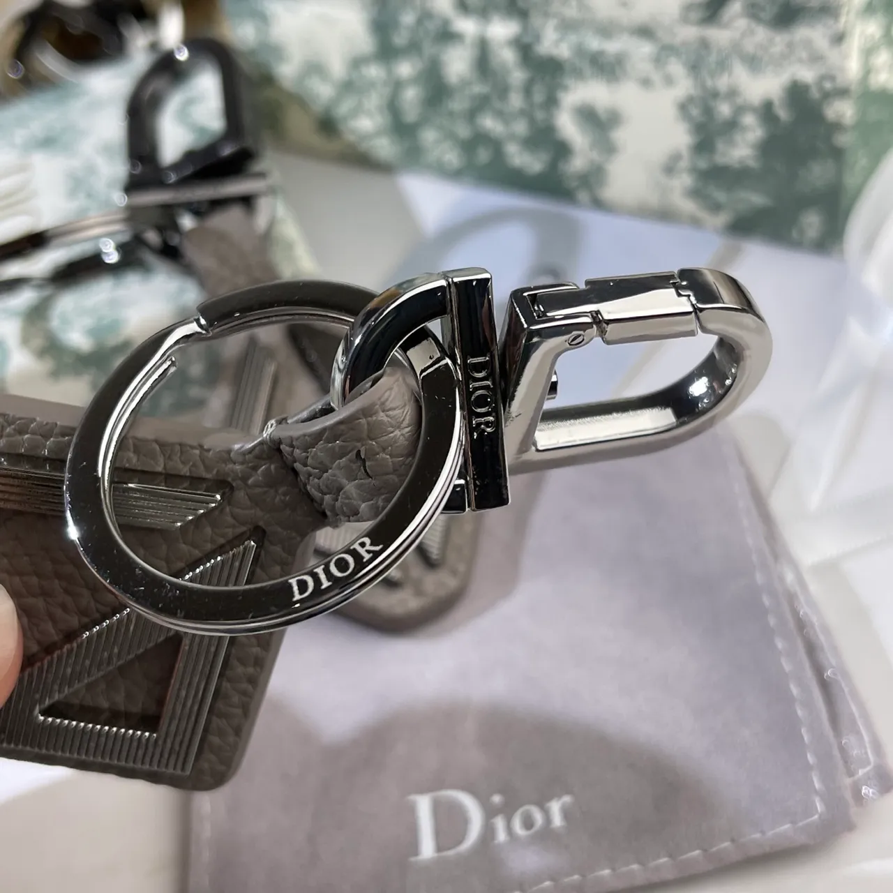 Dior جلد أسود رمادي سلسلة مفاتيح تصميم هندسي D جراب هاتف 3