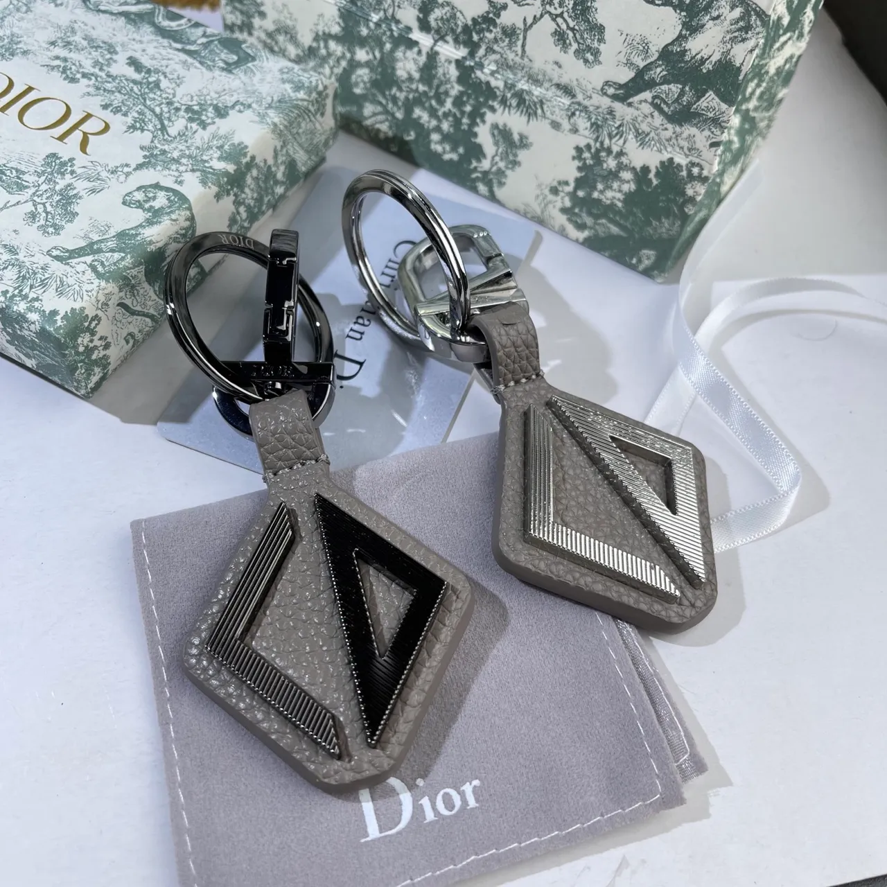 Dior جلد أسود رمادي سلسلة مفاتيح تصميم هندسي D جراب هاتف 6