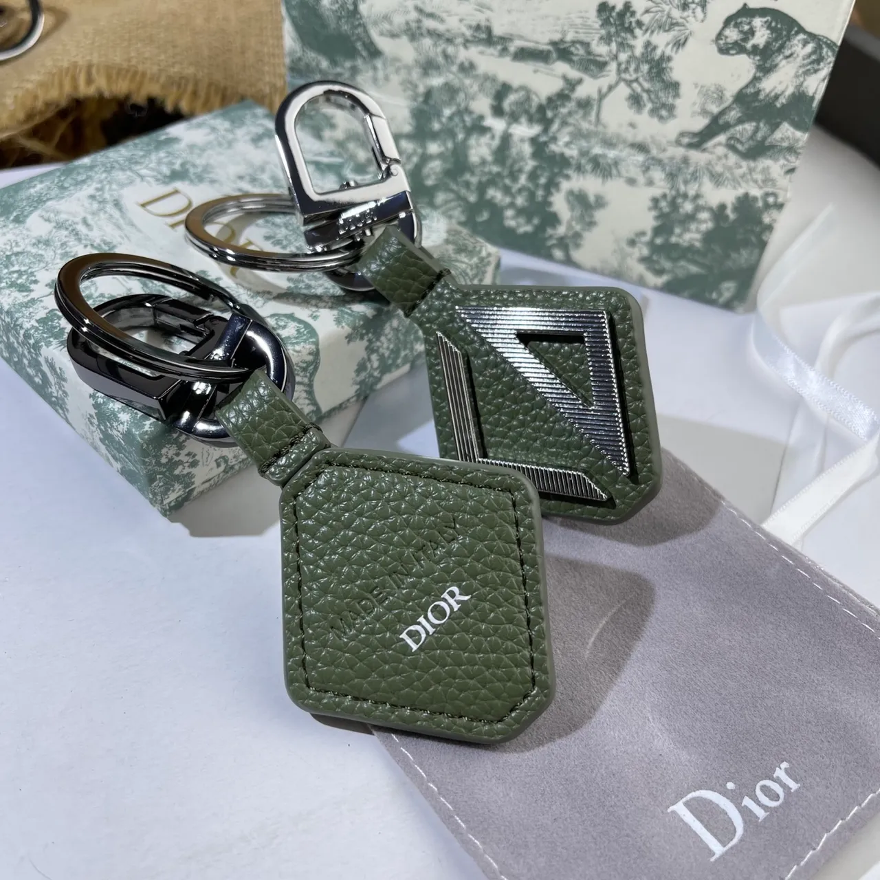 Dior جلد أسود رمادي سلسلة مفاتيح تصميم هندسي D جراب هاتف 7